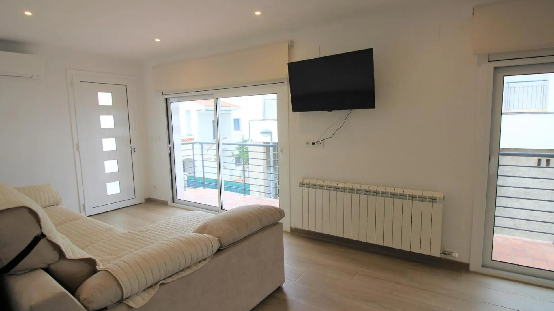 Apartamento Moderno Y Renovado A 50M De La Playa En Llanca, Con 3 Habitaciones Y Balcon - Es-228-68 Apartment Llanca