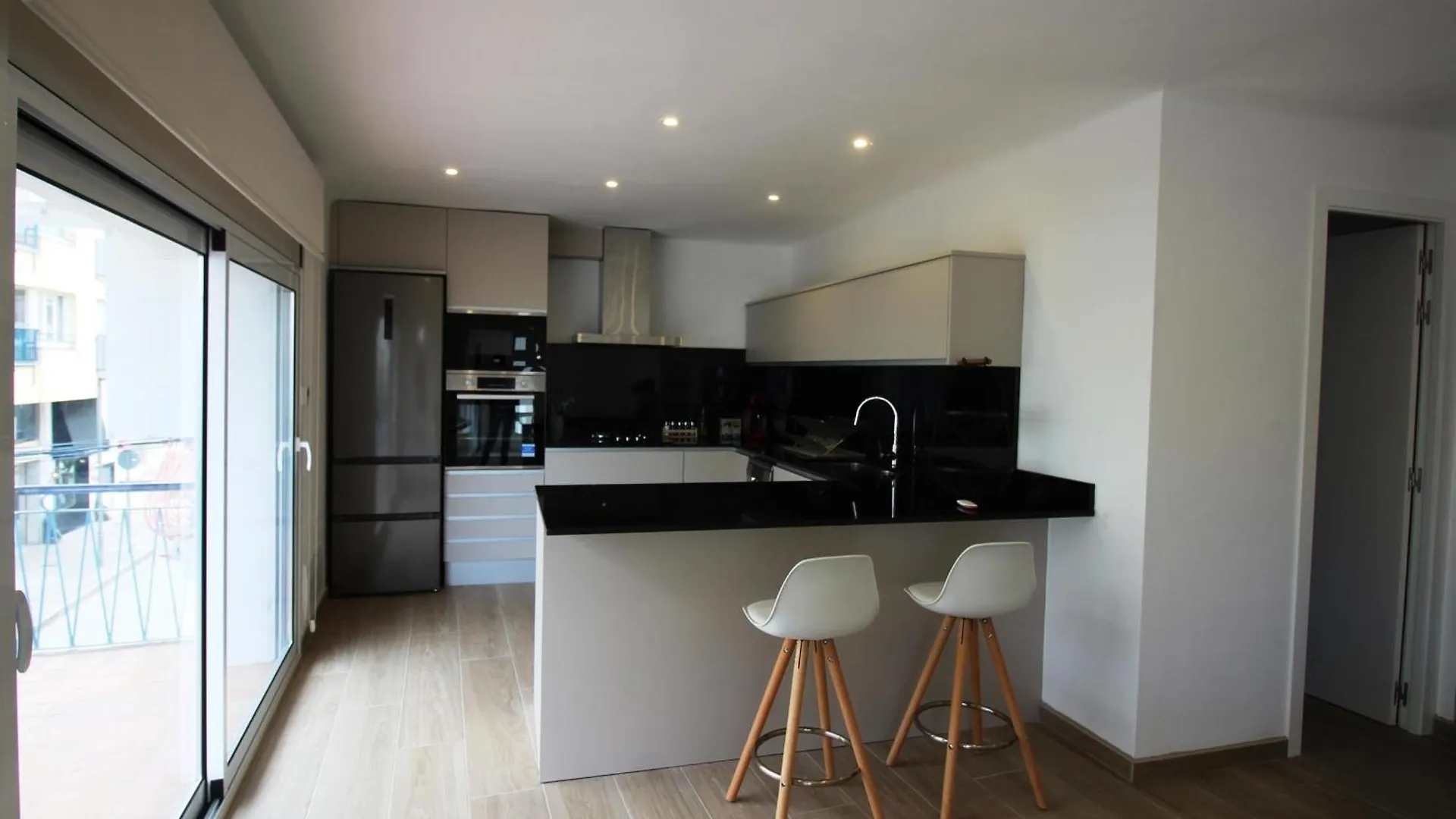 Apartamento Moderno Y Renovado A 50M De La Playa En Llanca, Con 3 Habitaciones Y Balcon - Es-228-68 0*, Llanca