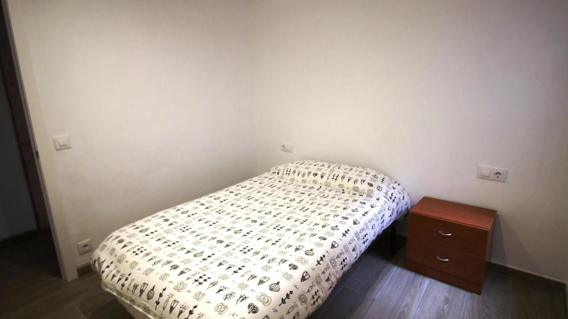 Apartamento Moderno Y Renovado A 50M De La Playa En Llanca, Con 3 Habitaciones Y Balcon - Es-228-68 Apartment
