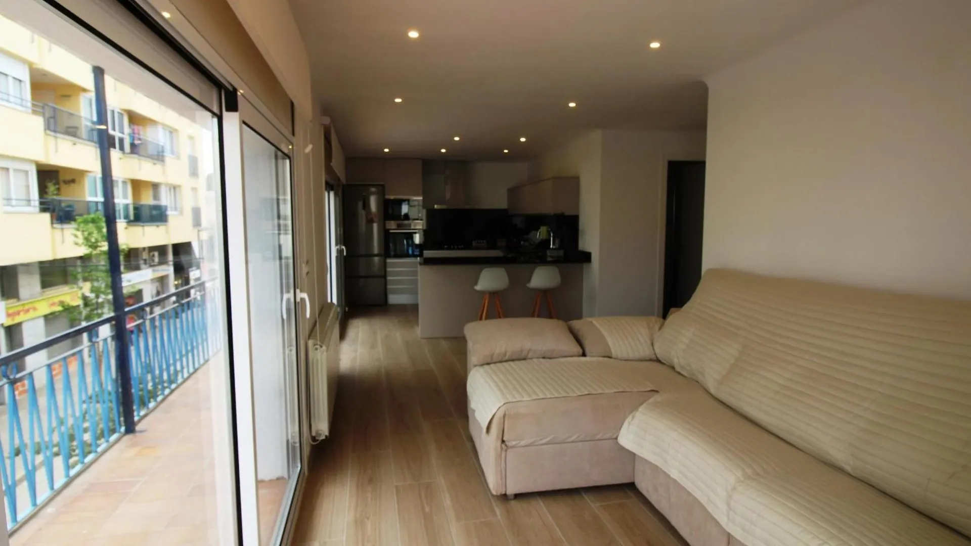 Appartamento Apartamento Moderno Y Renovado A 50M De La Playa En Llanca, Con 3 Habitaciones Y Balcon - Es-228-68