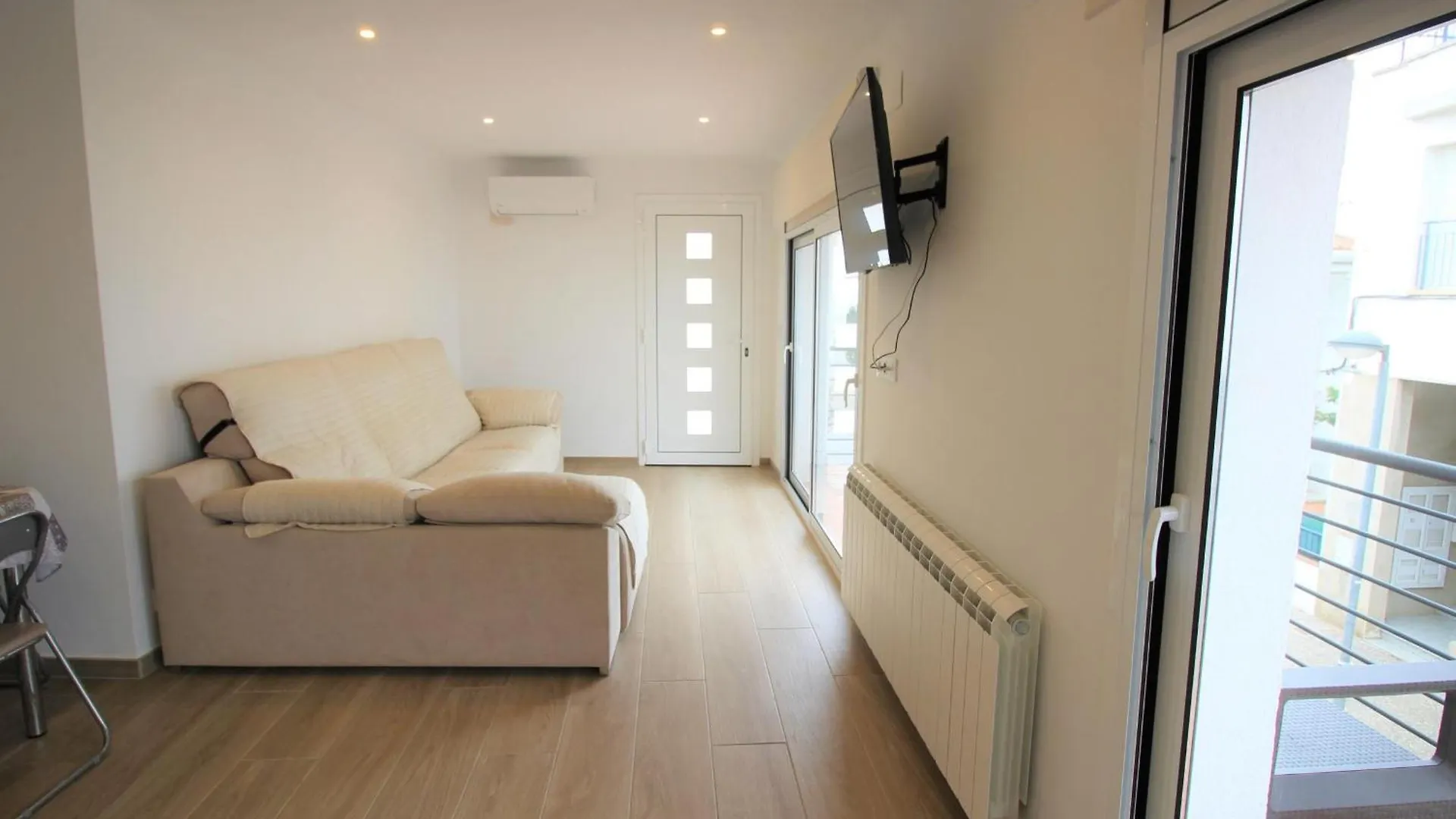 Apartamento Moderno Y Renovado A 50M De La Playa En Llanca, Con 3 Habitaciones Y Balcon - Es-228-68