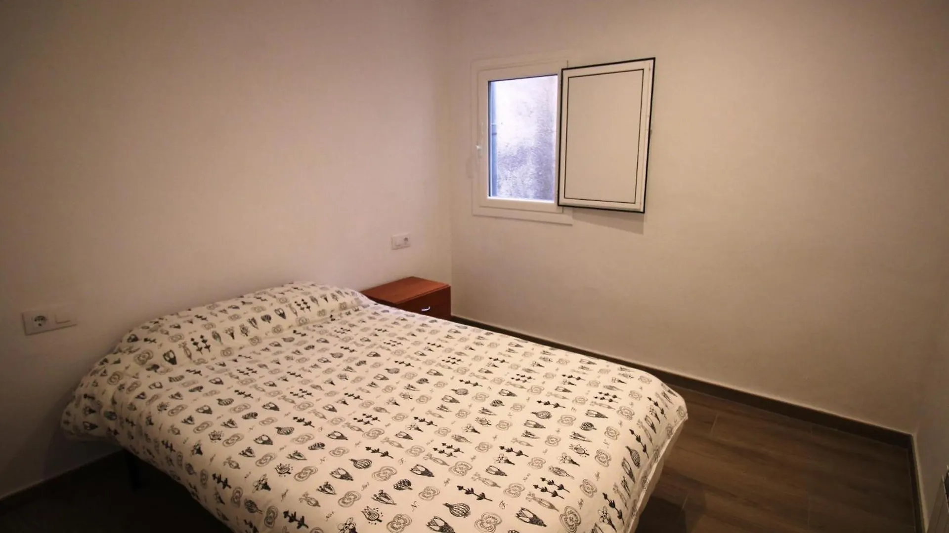 Apartamento Moderno Y Renovado A 50M De La Playa En Llanca, Con 3 Habitaciones Y Balcon - Es-228-68 0*, Llanca