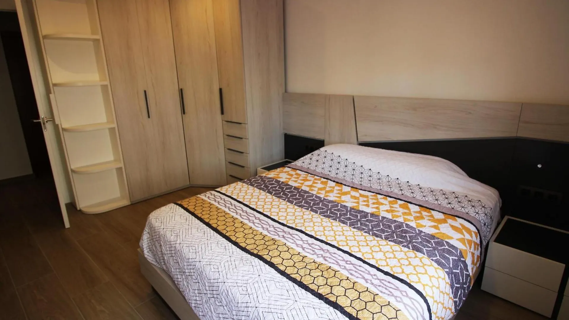 Apartamento Moderno Y Renovado A 50M De La Playa En Llanca, Con 3 Habitaciones Y Balcon - Es-228-68 Llanca