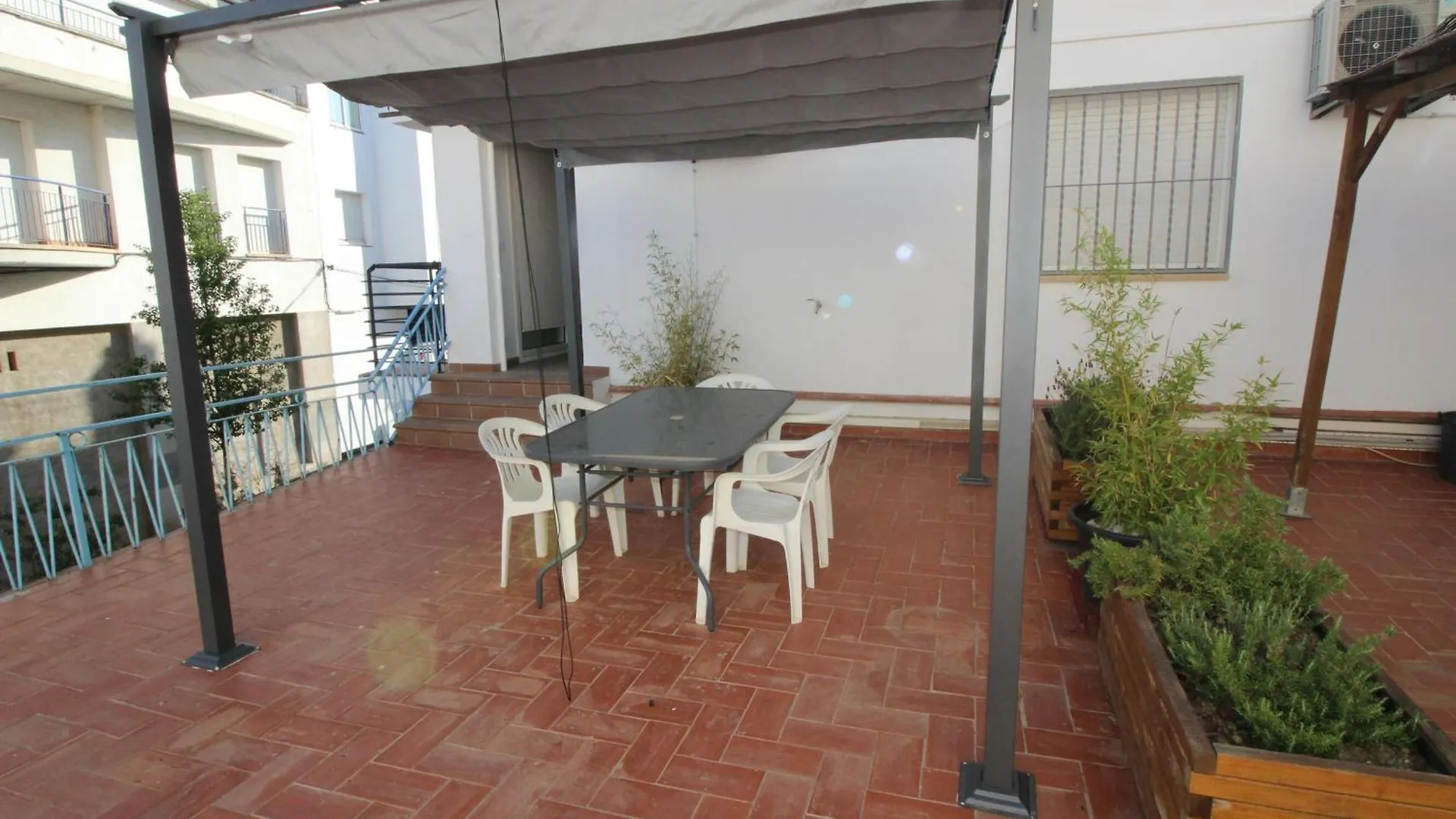 Apartamento Moderno Y Renovado A 50M De La Playa En Llanca, Con 3 Habitaciones Y Balcon - Es-228-68